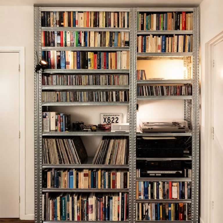 Entertainment stellingkast voor muziek, films en boeken in industrieel interieur