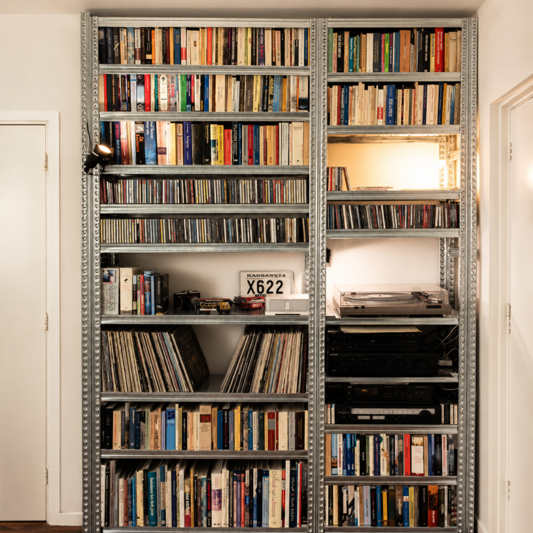 Entertainment stellingkast voor muziek, films en boeken in industrieel interieur