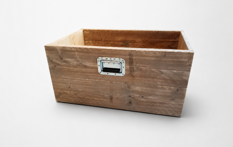 Houten kist op wielen accessoire in stellingkast, ideaal voor het opbergen van spullen die je niet in het zicht wilt.